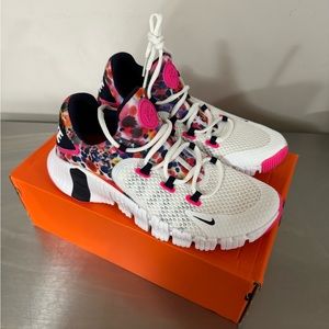 New in Box women’s Nike free Metcon 4 paint splatter
